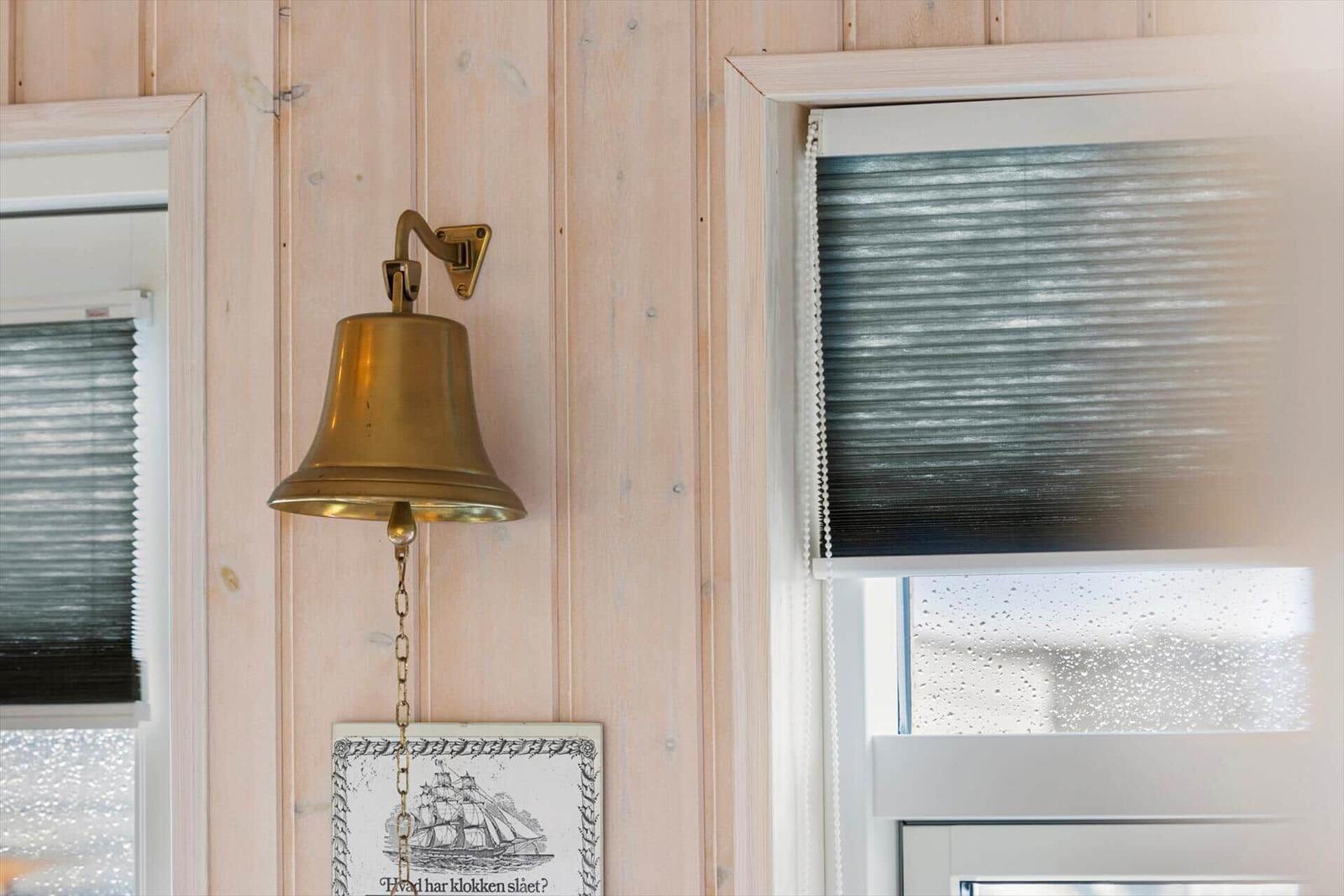 Wand mit messing Glocke, Fenster mit Jalousie und Schiffsbild
