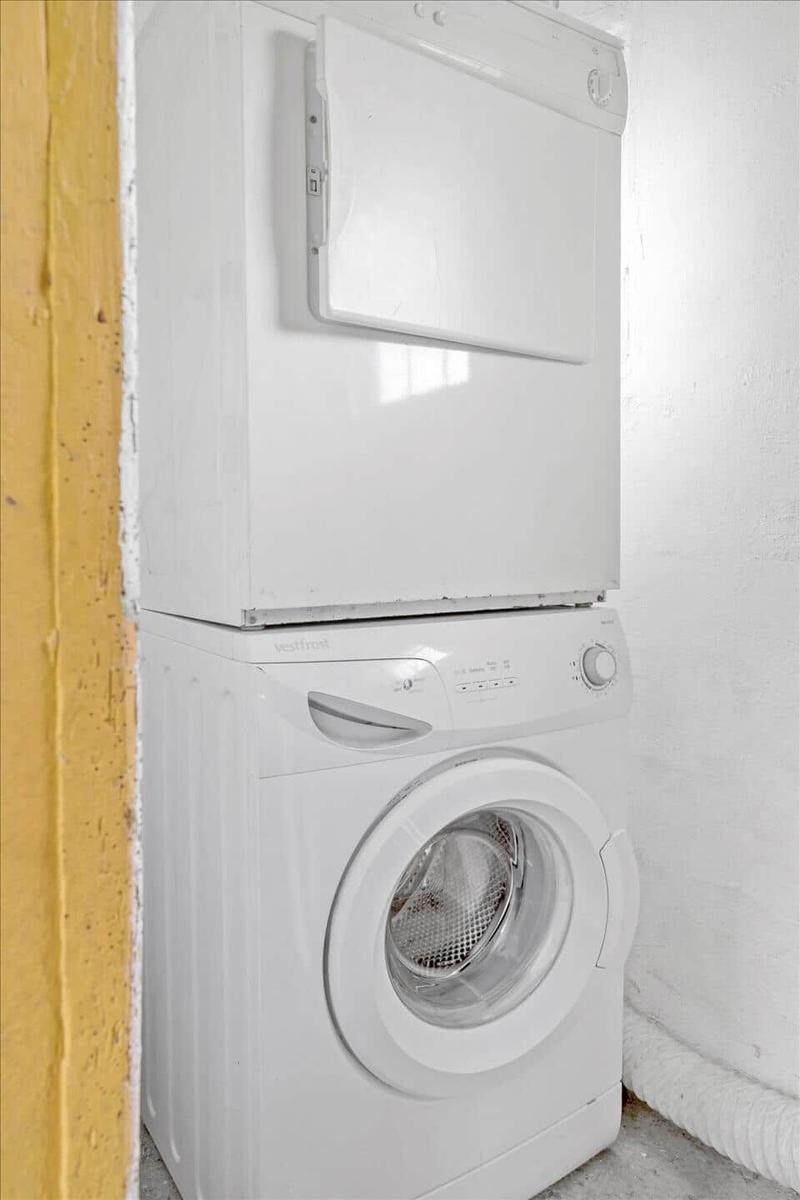 Wäschetrockner und Waschmaschine in einem Raum