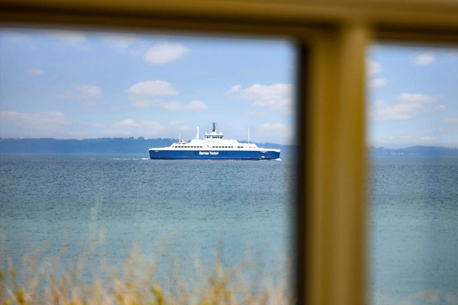 Ferienwohnung mit Blick auf Fähre im Meer.