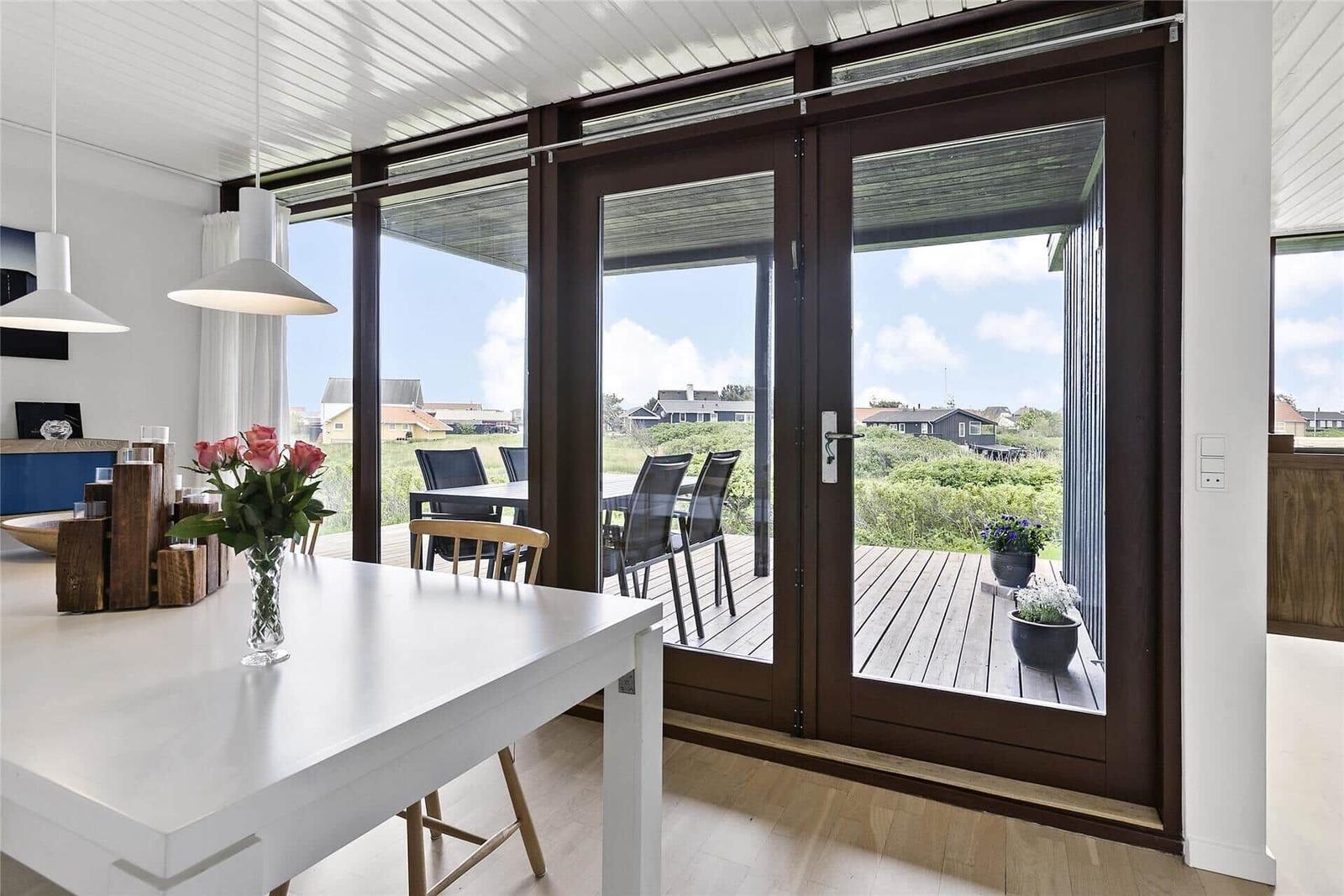 Essbereich mit Blick auf Terrasse und Garten