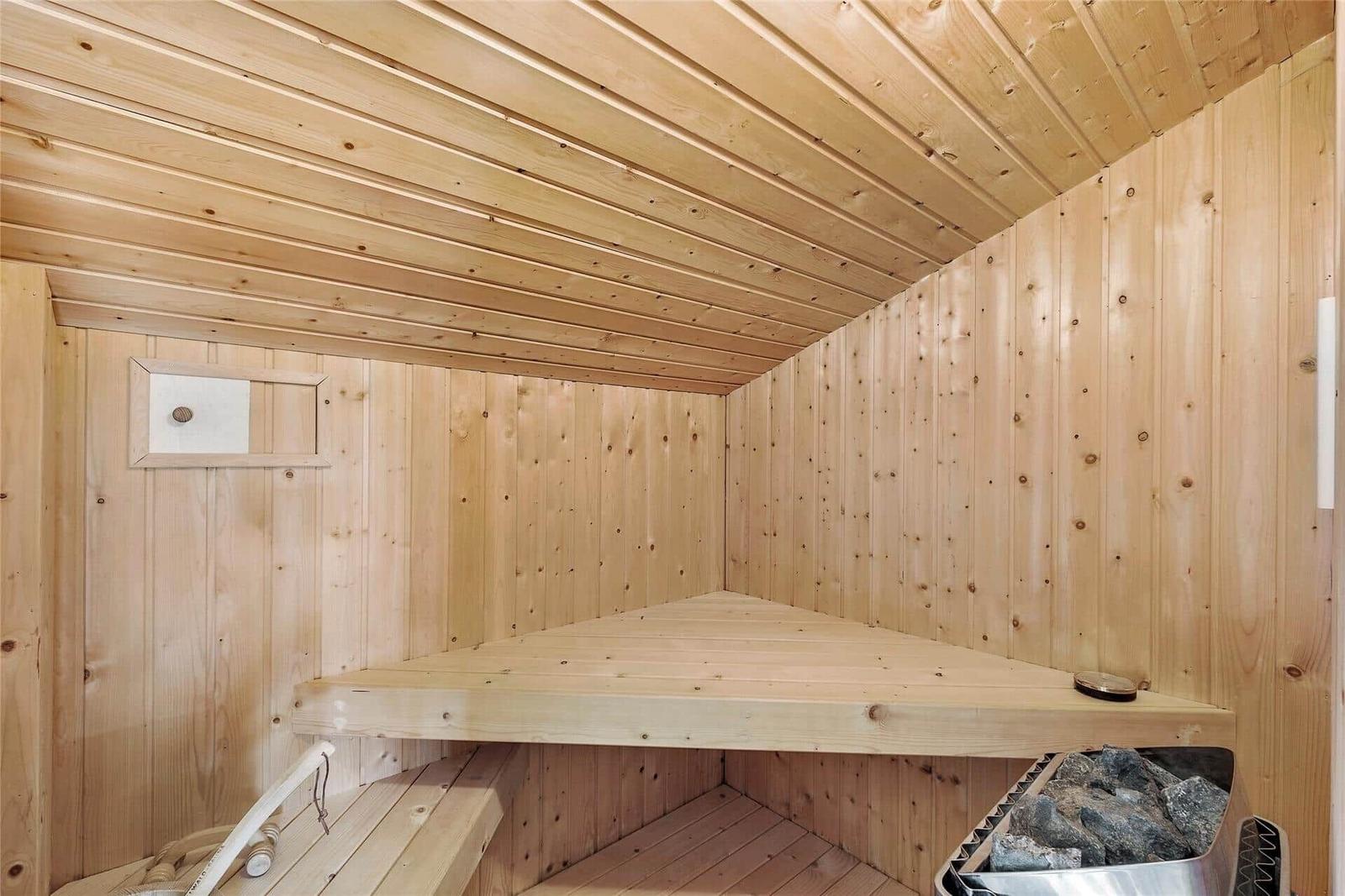 Holzsauna mit Sitzbank und Steinkiste