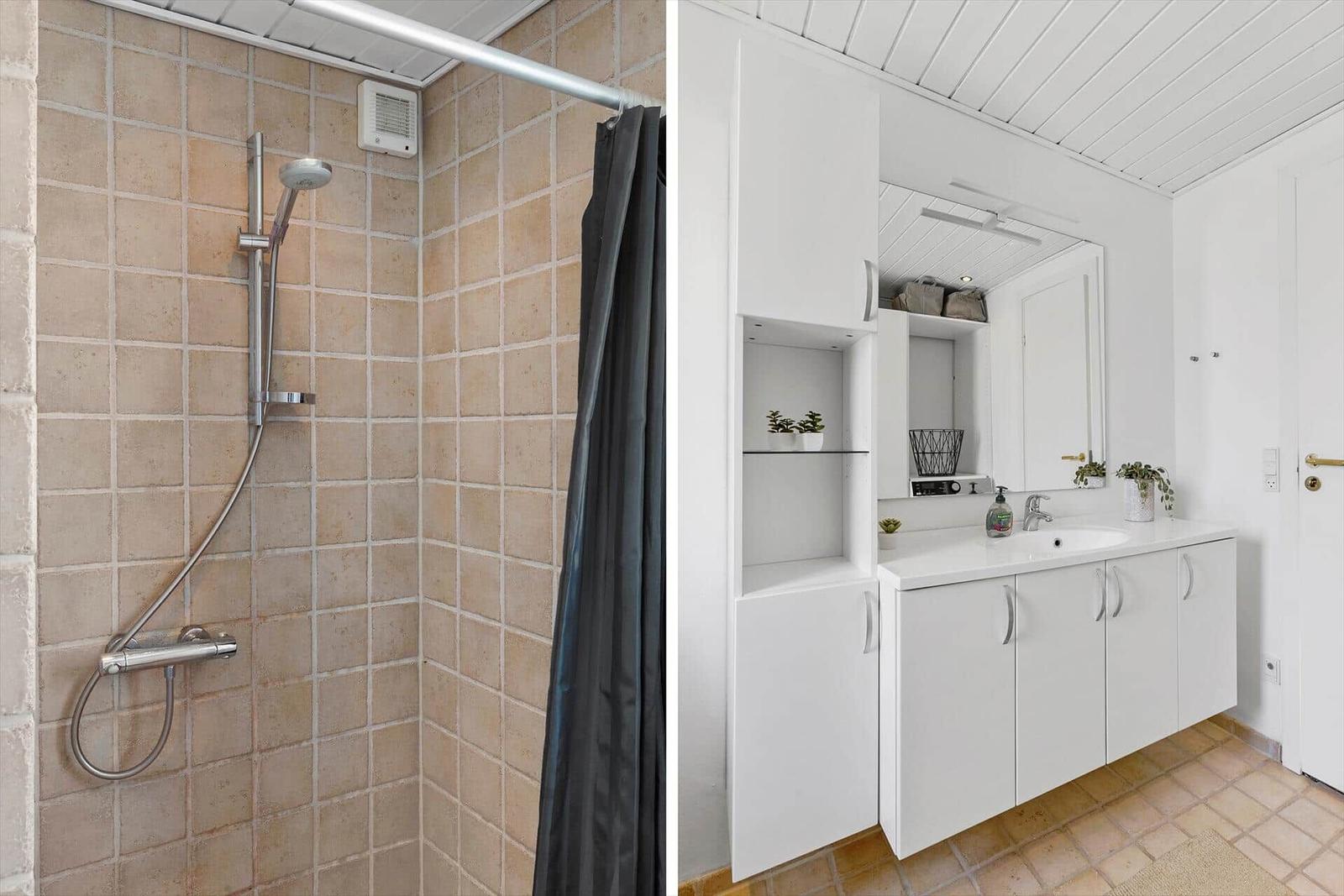 Bad mit Dusche und Waschbeckenbereich mit Schränken und Spiegel