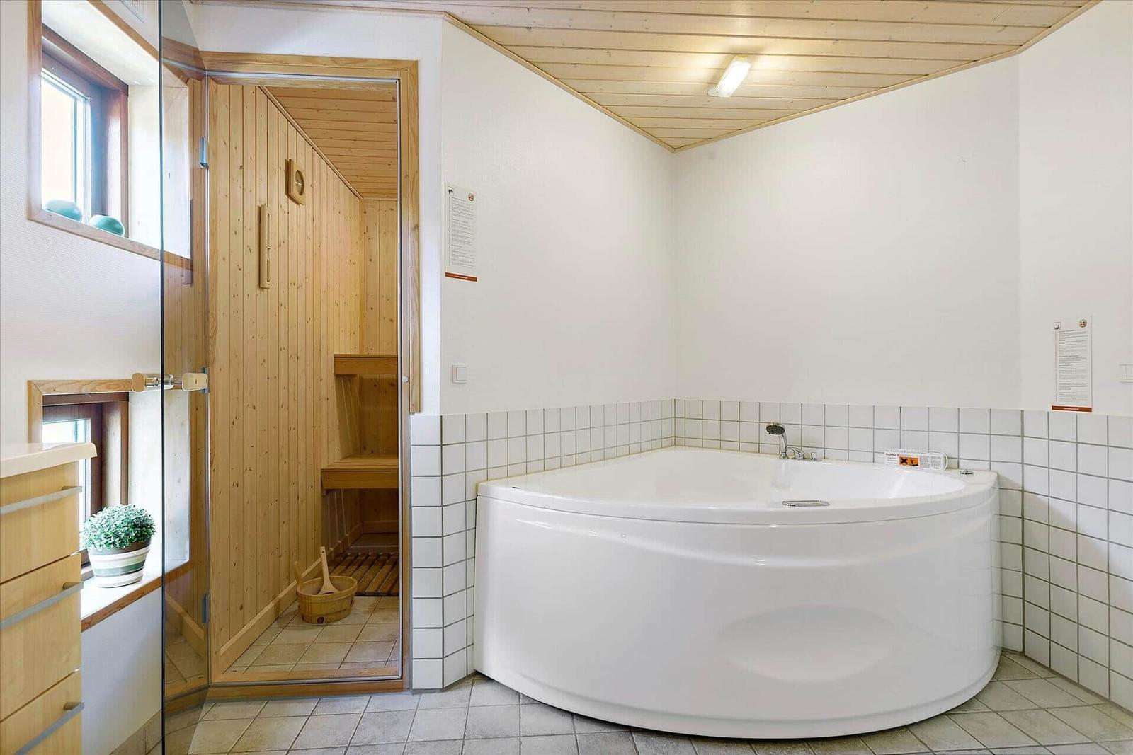 Bad mit Whirlpool und angrenzender Sauna