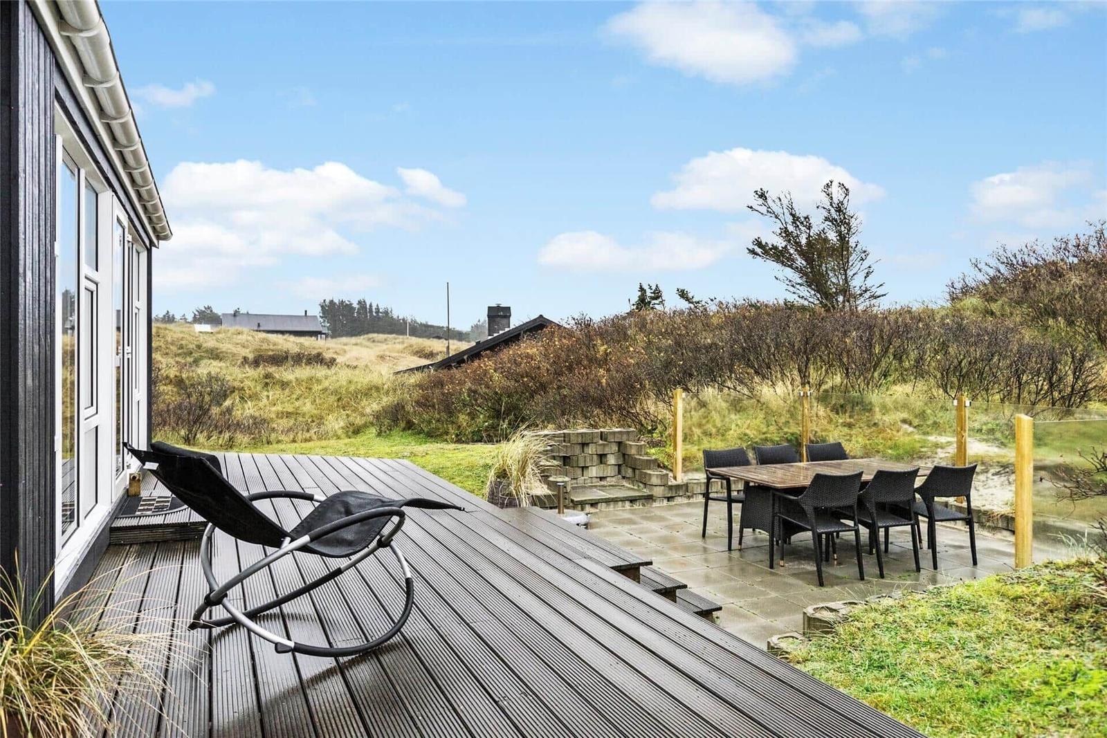 Terrasse mit Liegestuhl und Esstisch im Freien