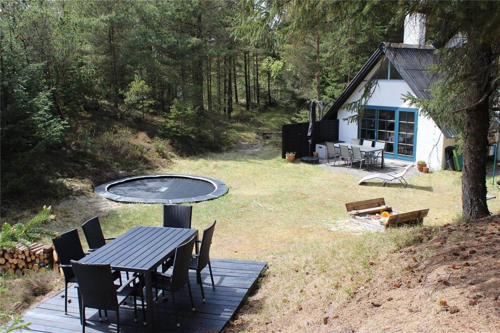 Wohnhaus mit Garten, Trampolin, Grill und Terrasse im Wald.