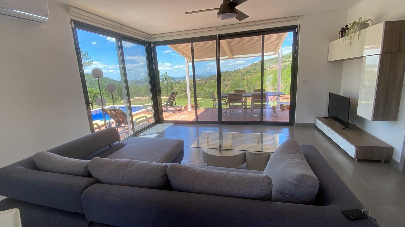 Wohnzimmer mit Blick auf Pool und Terrasse