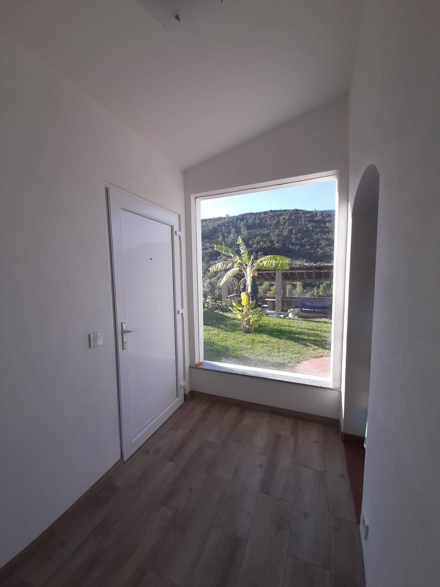 Eingangsbereich mit Blick auf Garten und Berge