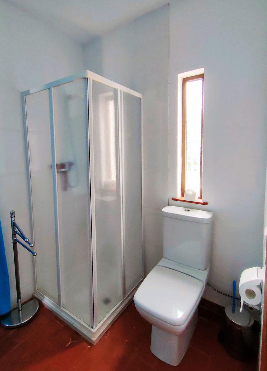 Badezimmer mit Dusche, WC und Fenster