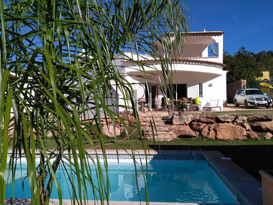 Wohnhaus mit Pool und Terrasse im Freien