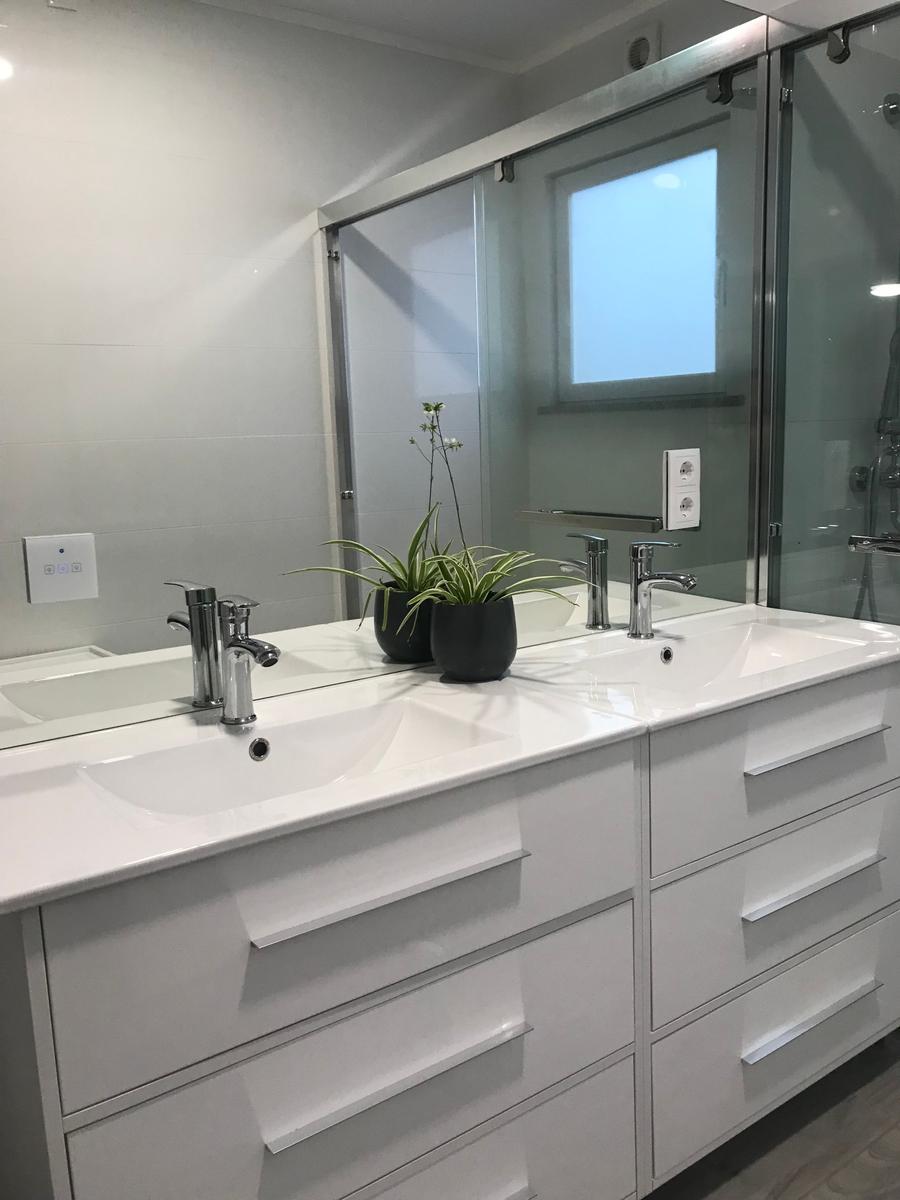 Doppelter Waschtisch mit Spiegeln und Glaswand-Dusche