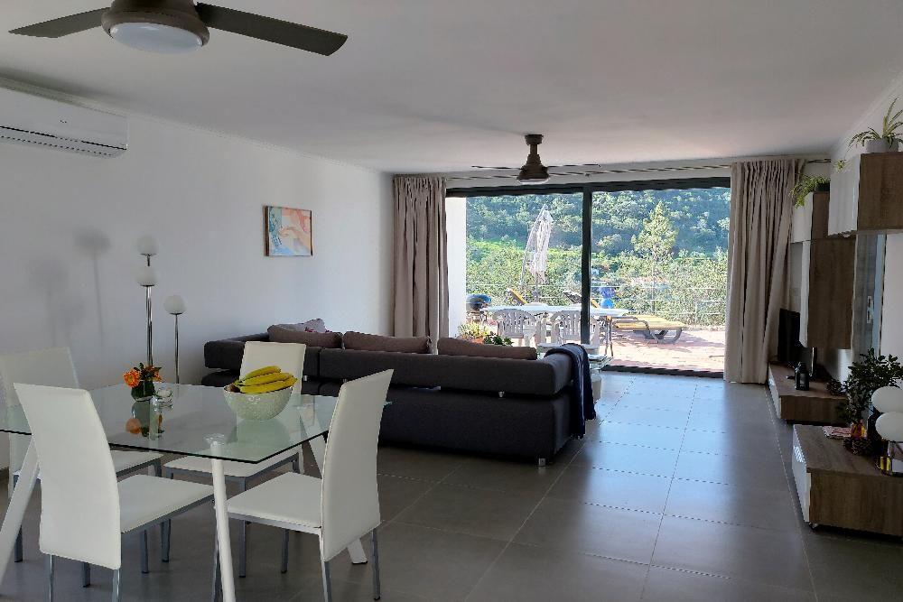 Wohn- und Essbereich mit Balkon, Sofa und Esstisch.