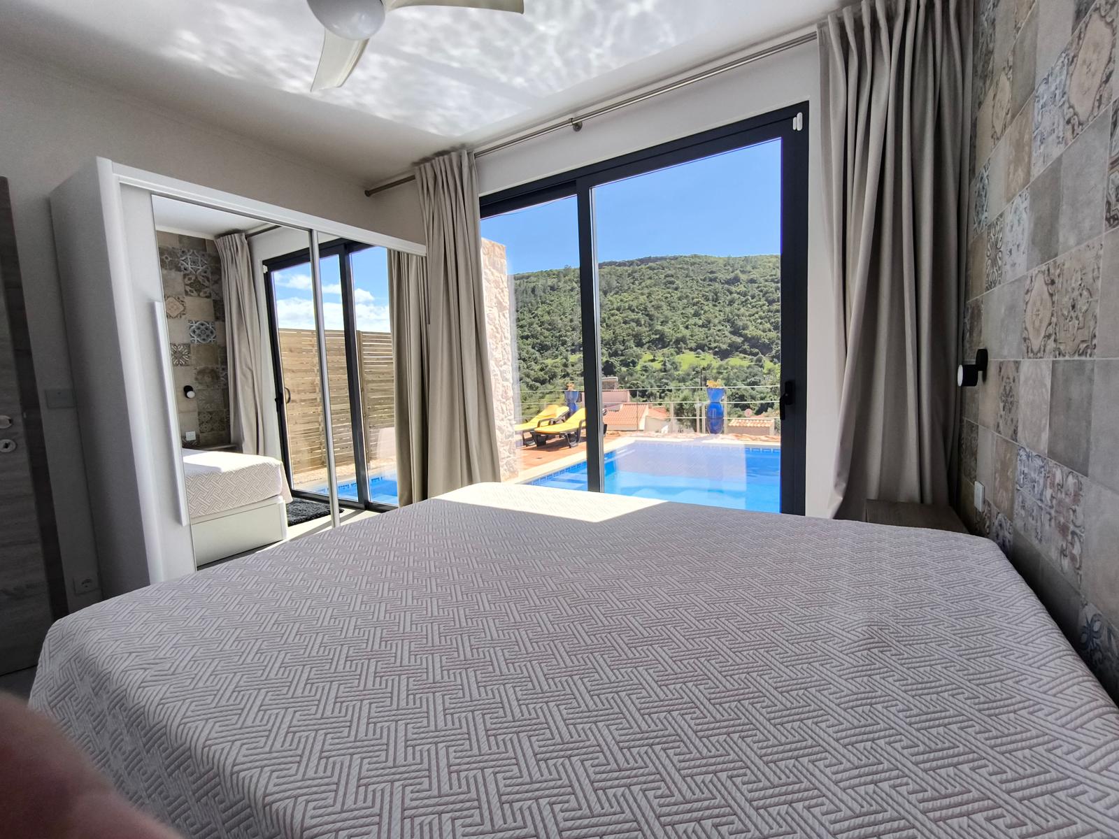 Schlafzimmer mit Blick auf Pool und Garten
