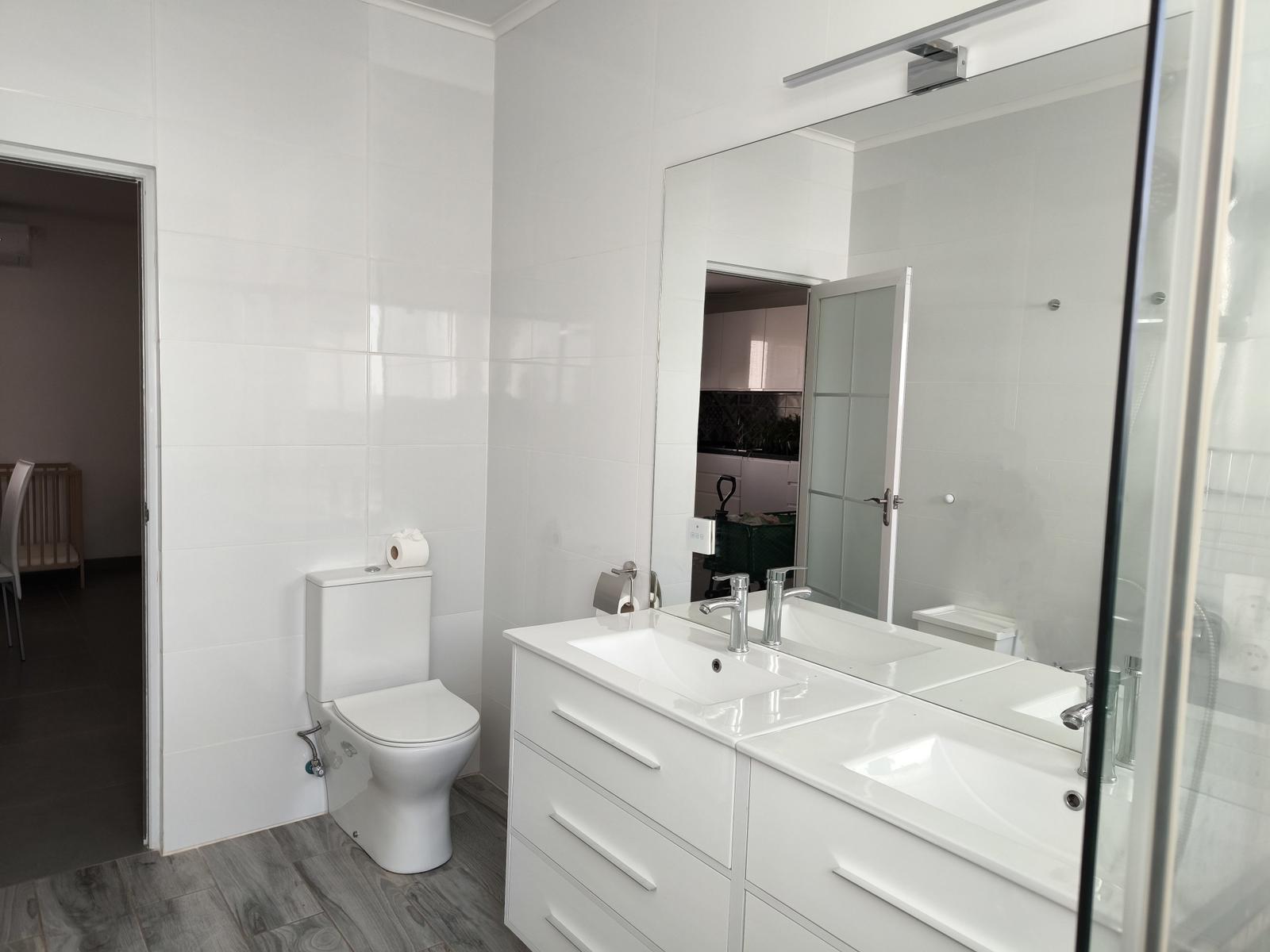 Badezimmer mit Toilette, Waschbecken und Dusche