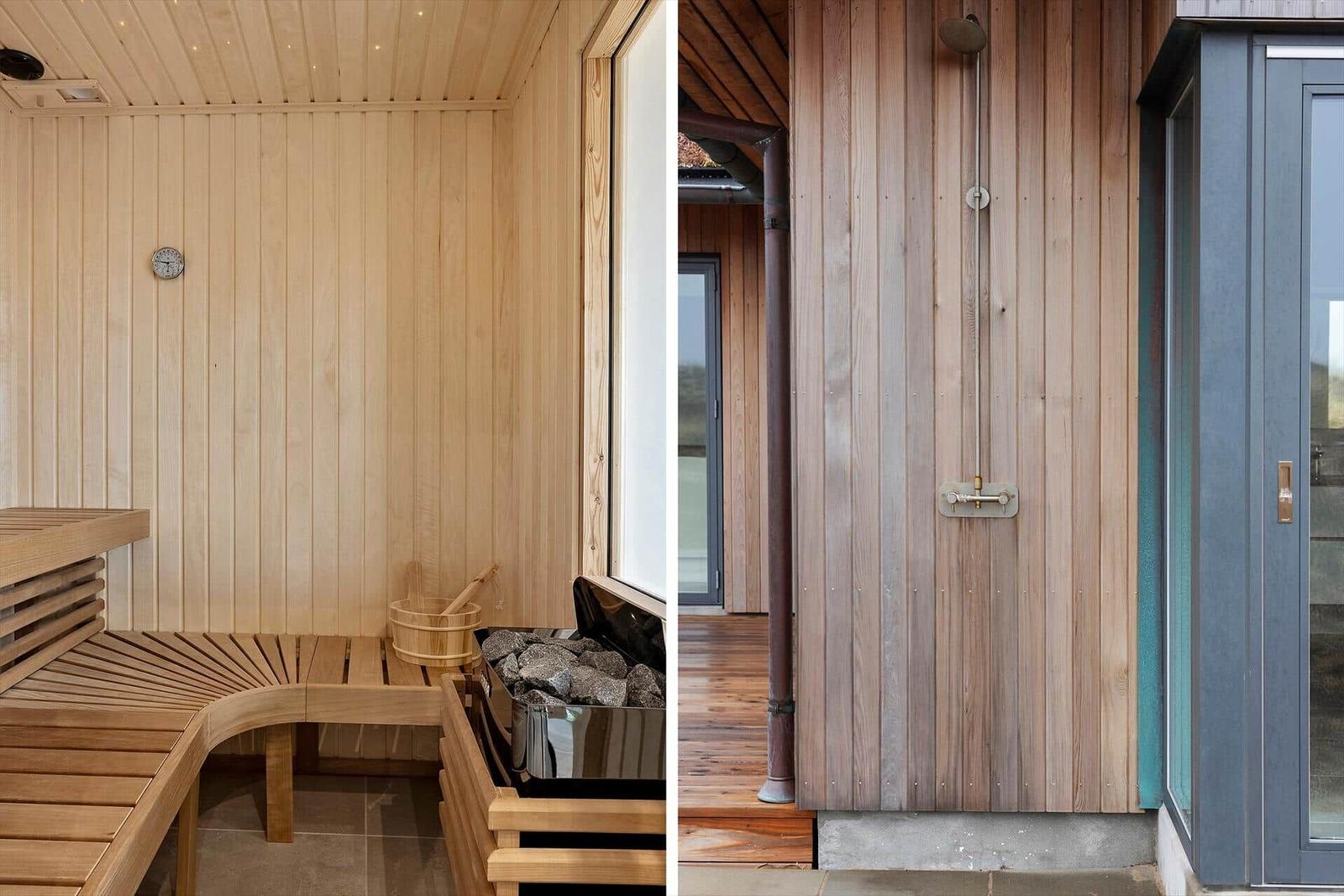 Sauna mit Holzbänken und Steinbad. Außen-Dusche an Holzwand.