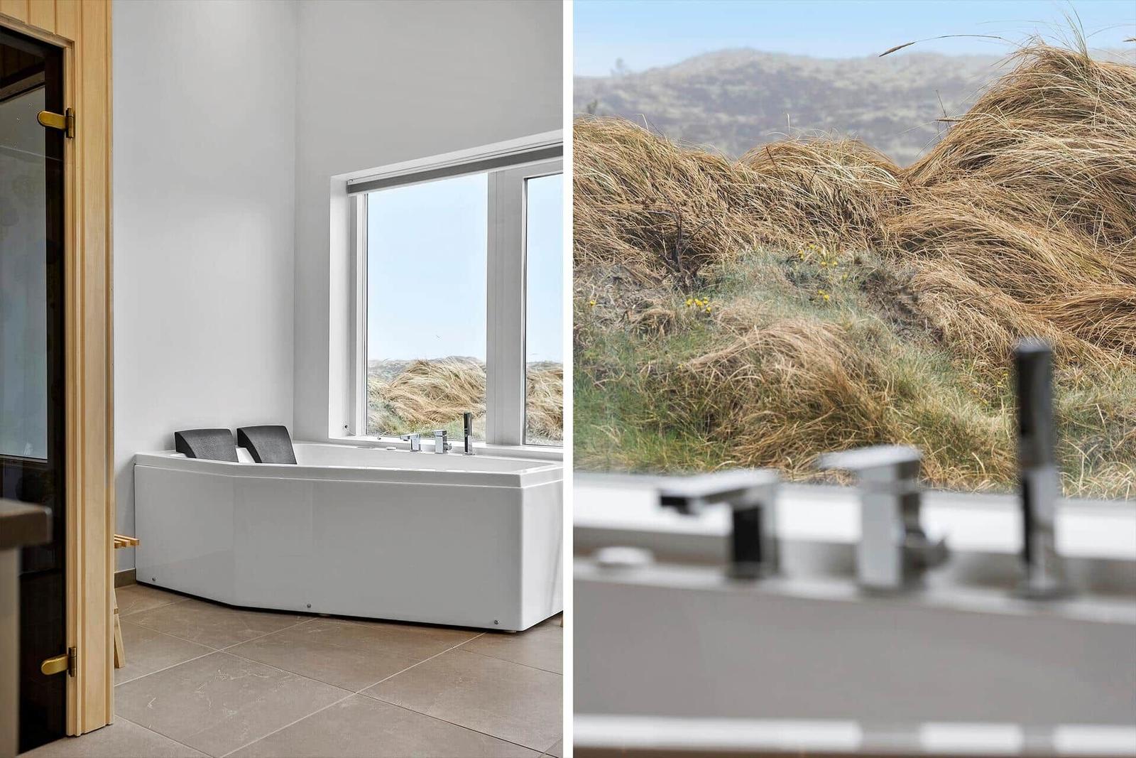 Bad mit Badewanne und Aussicht auf Graslandschaft