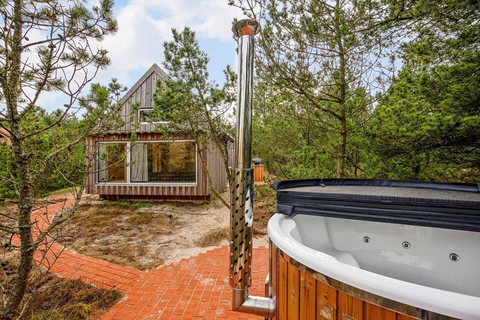 Hütte mit Whirlpool und Holzterrasse im Wald