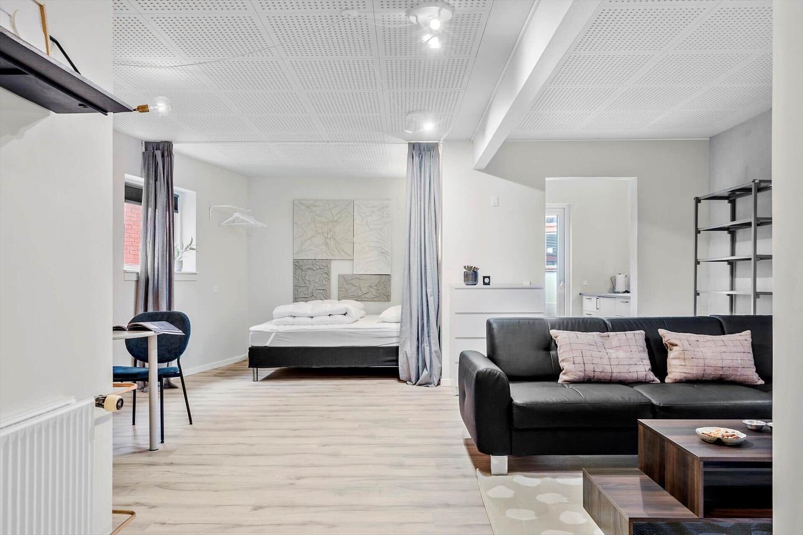 Schlafzimmer mit Bett, Wohnbereich mit Sofa und Couchtisch.