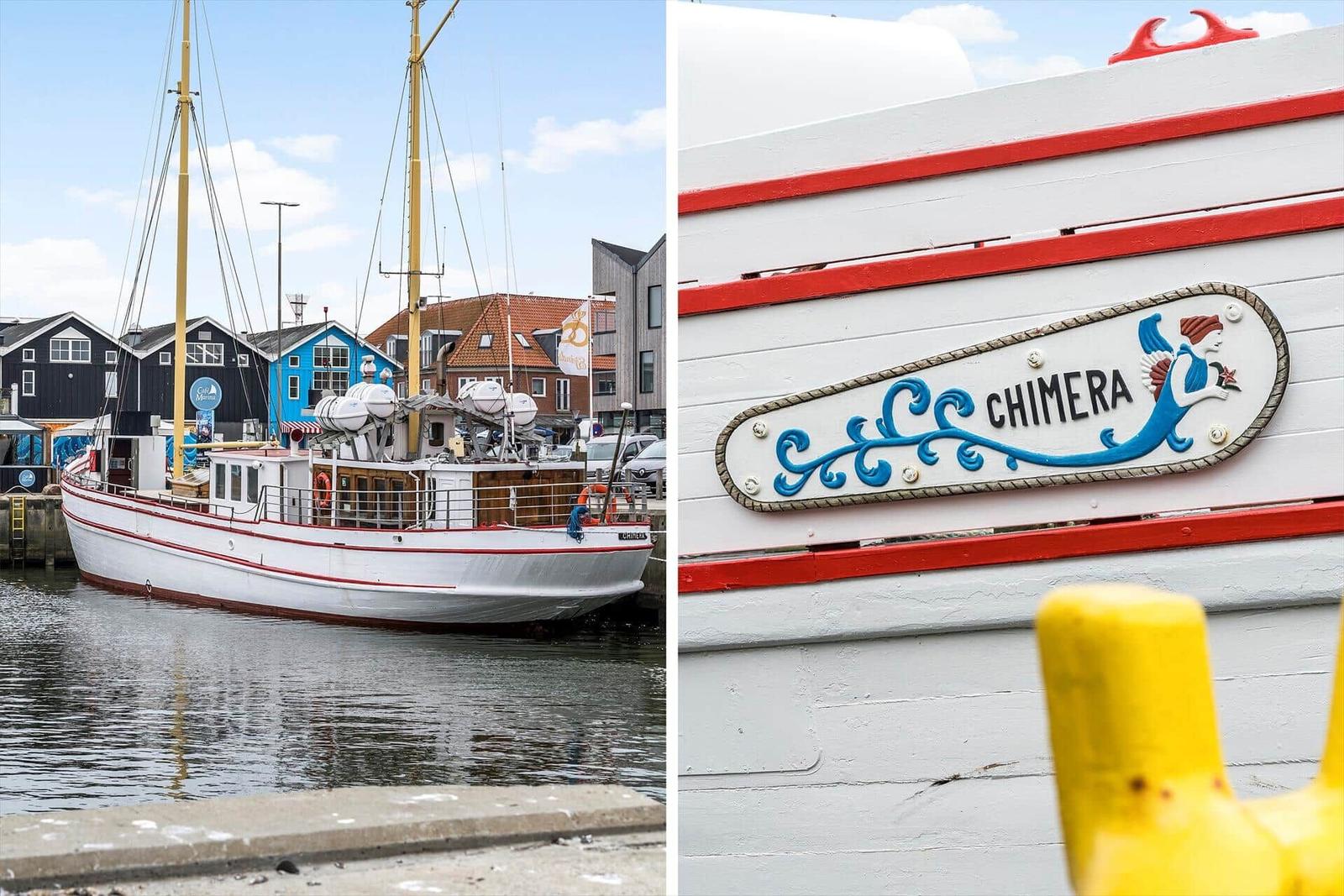 Schiff mit Namen Chimera liegt im Hafen. Detailansicht des Namenszeichens.