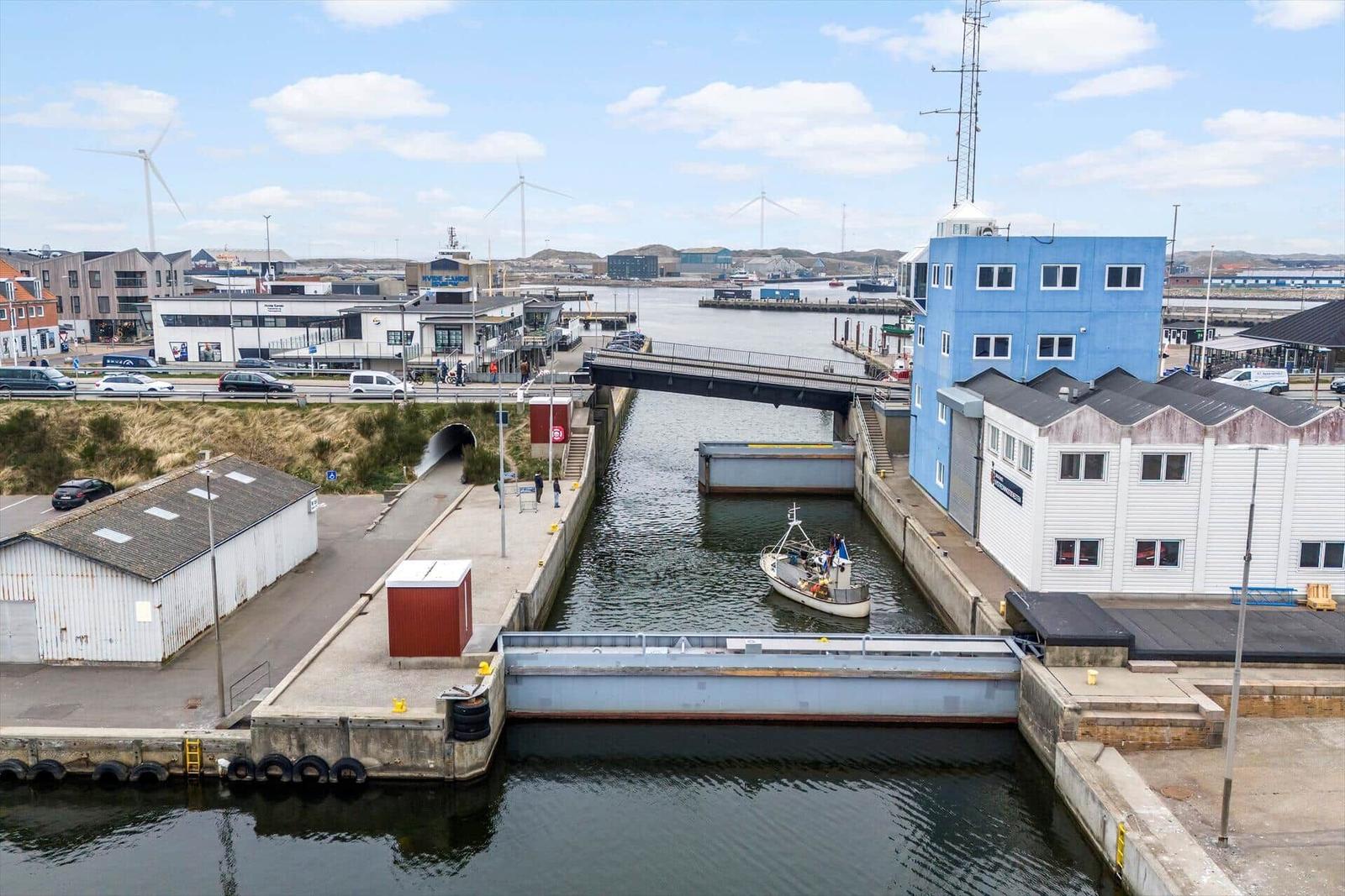 Schleusentreppe mit Boot, blauem Gebäude und Hafenansicht
