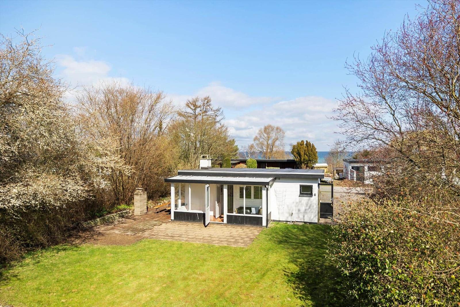 Moderne Ferienhaus mit Terrasse und Garten, Blick aufs Meer.