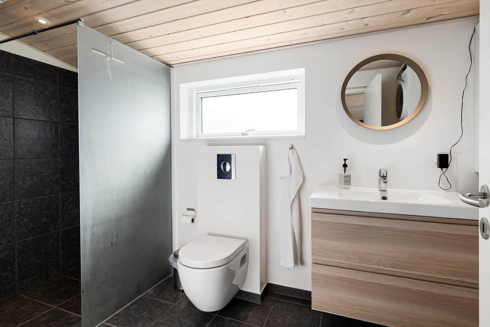 Badezimmer mit Dusche, Toilette und Waschbecken