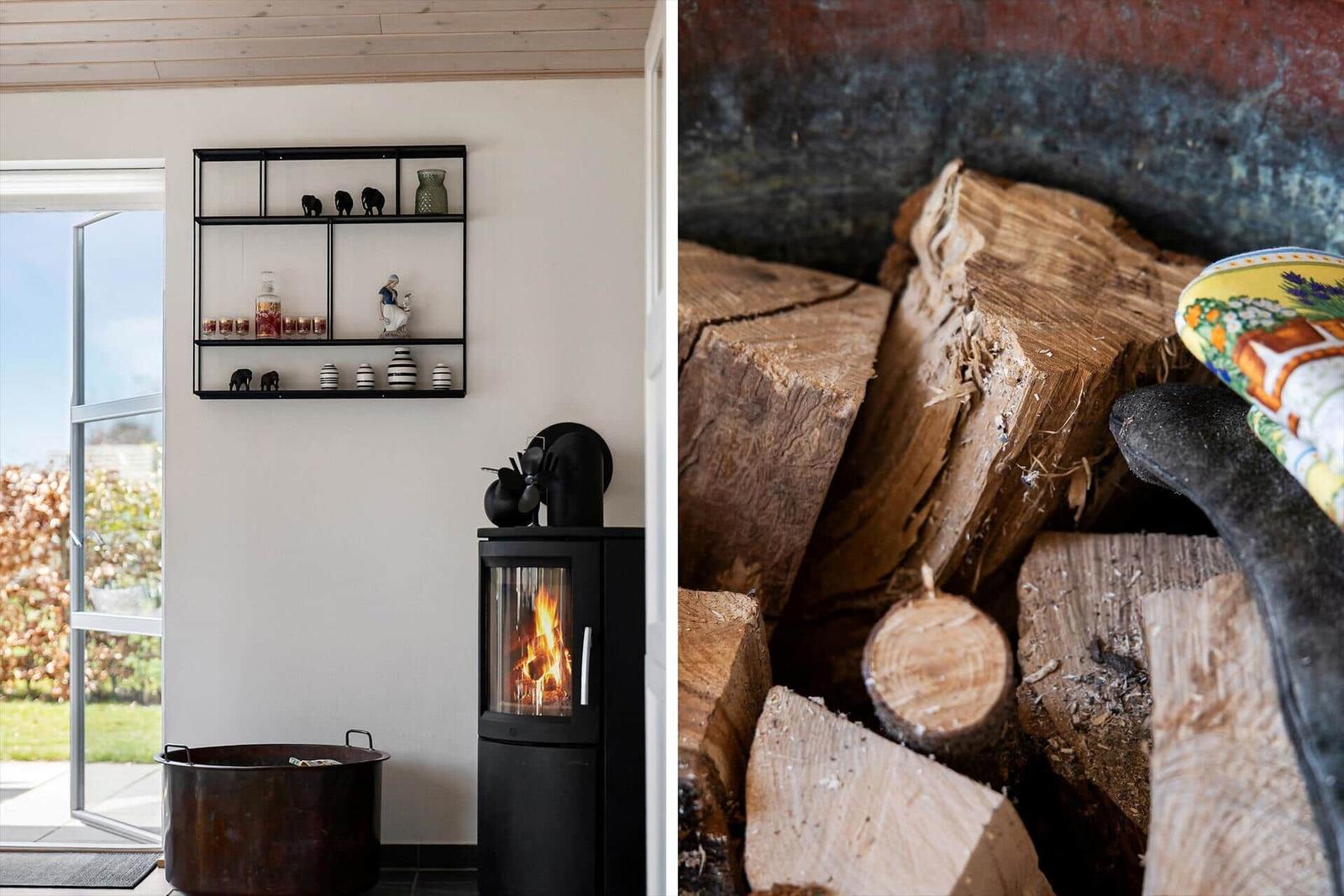 Kamin mit Holzstapel und Wandregal im Wohnbereich
