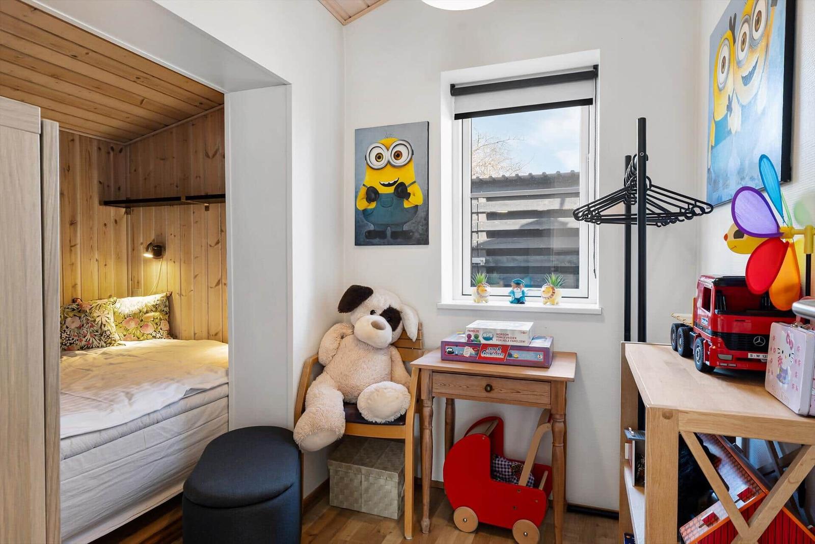 Kinderzimmer mit Spielzeug, Bett und Fenster