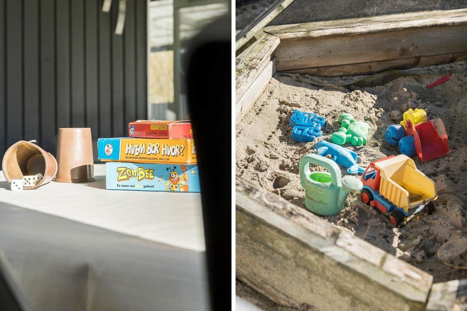 Spielzeug und Sandkasten für Kinder im Freien.