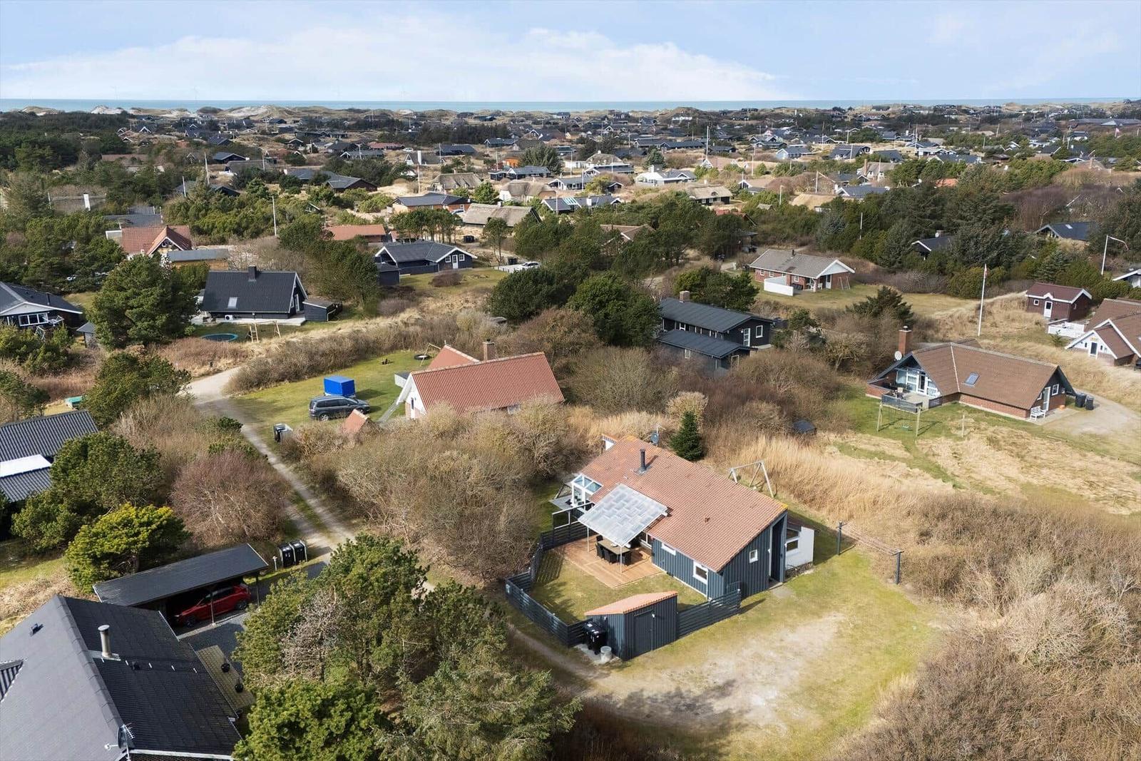 Haus mit Terrasse und Garten in ländlicher Umgebung mit Blick auf die Küste.