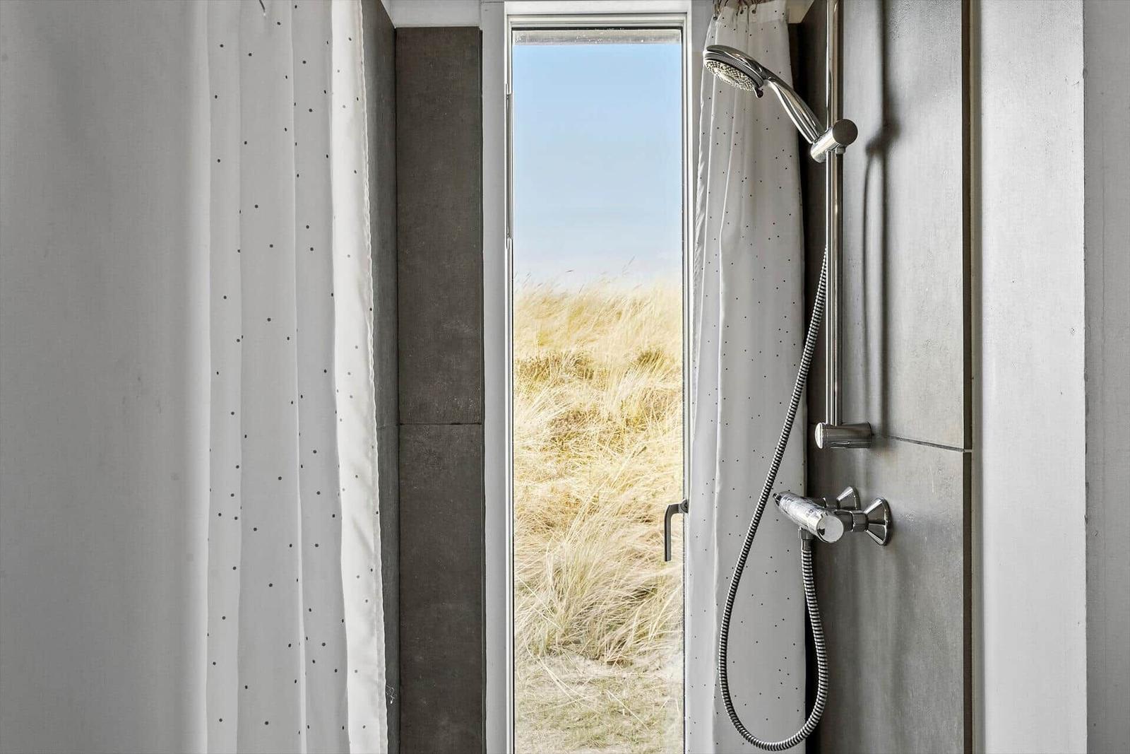 Duschbereich mit Blick auf Strandgras