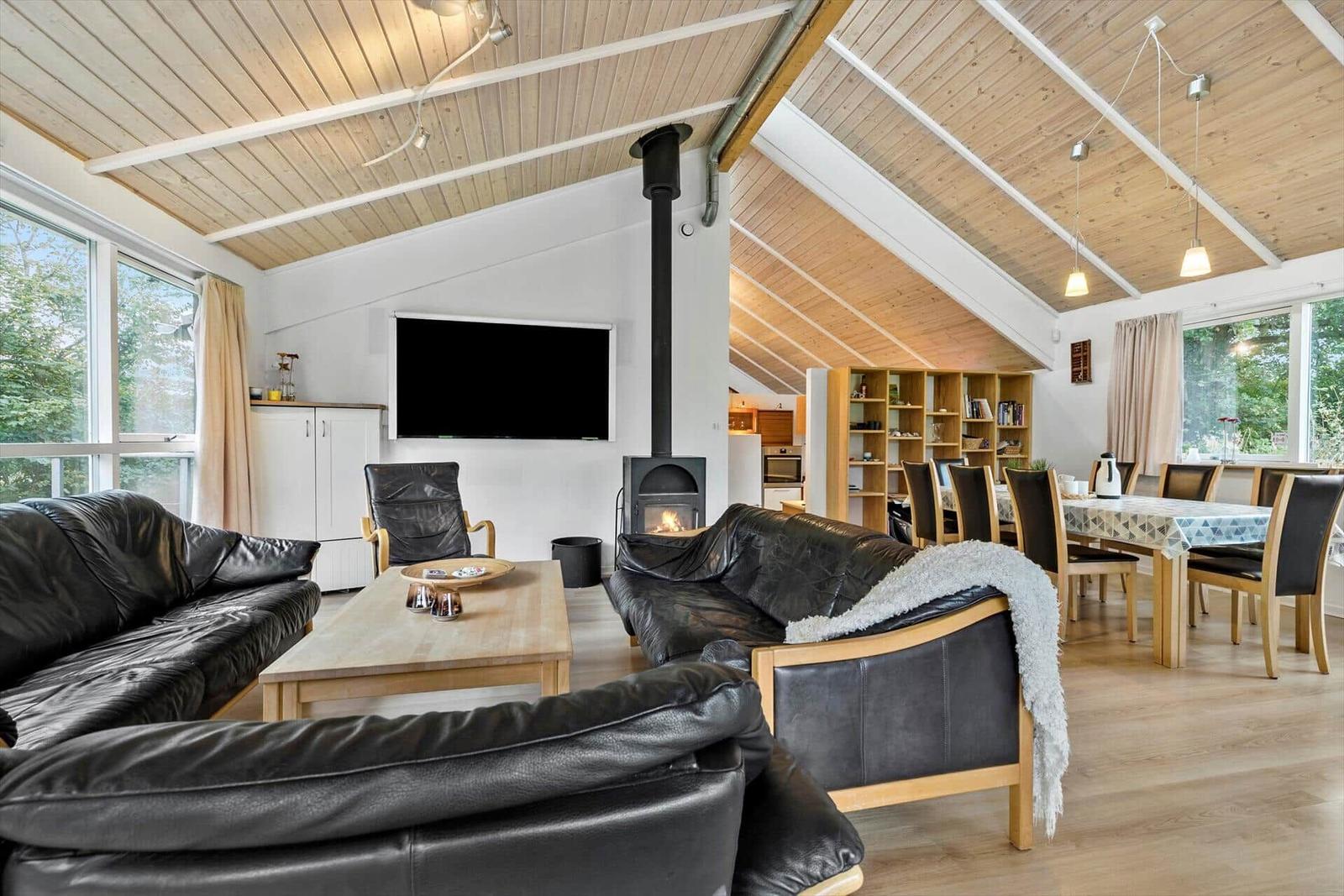 Wohn- und Essbereich mit Kamin, Sofa und Tisch