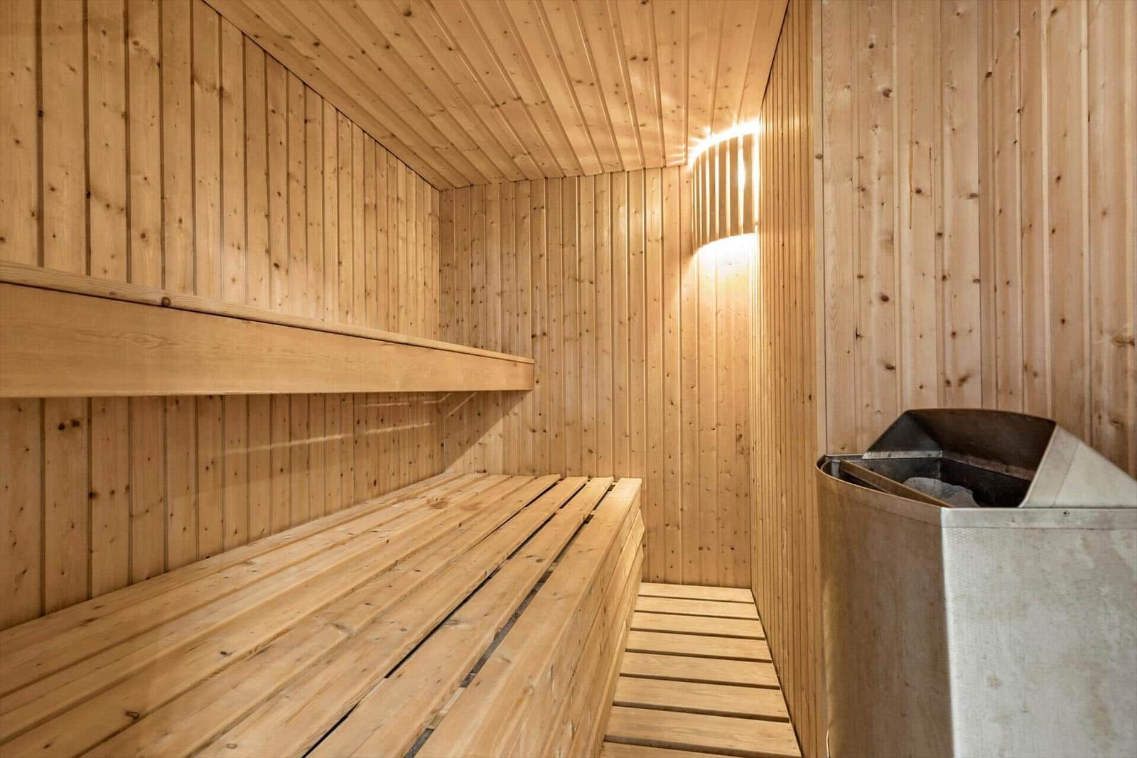 Sauna mit Holzbank und Heizung. Holzwände und -boden.