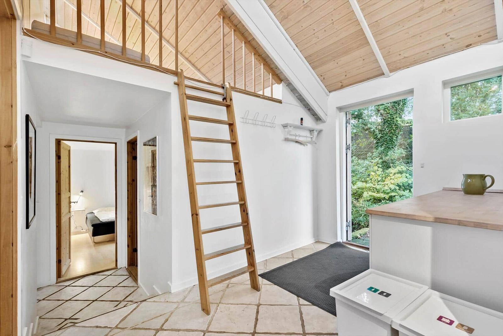 Haus mit Holztreppe, Schlafzimmer und Blick auf Garten