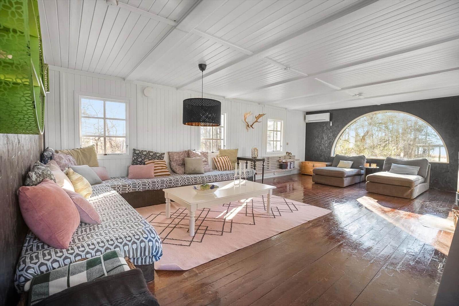 Wohnzimmer mit Sofa, Couch und Holzboden