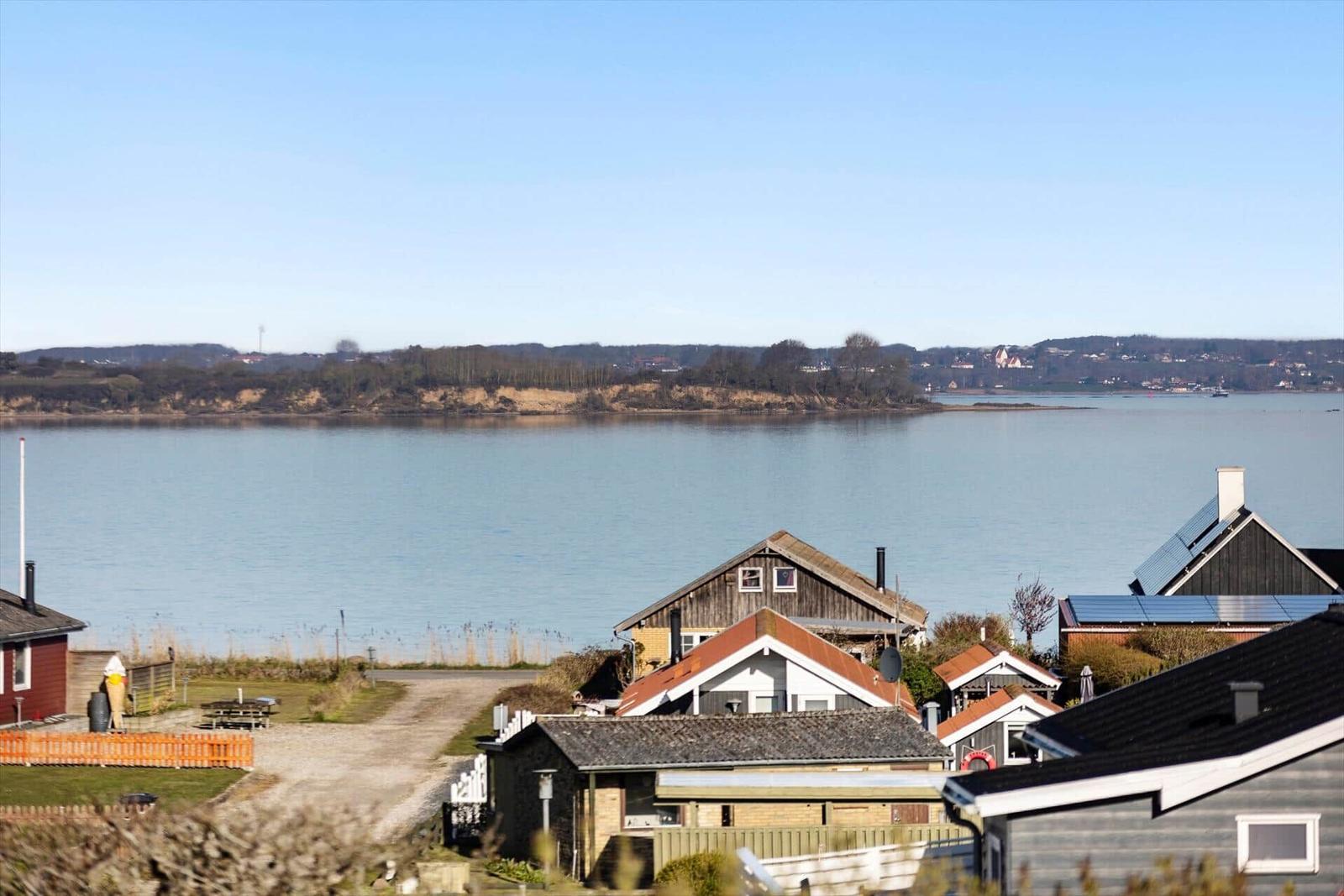 Wohnhaus mit Blick auf ruhiges Wasser und gegenüberliegende Insel.