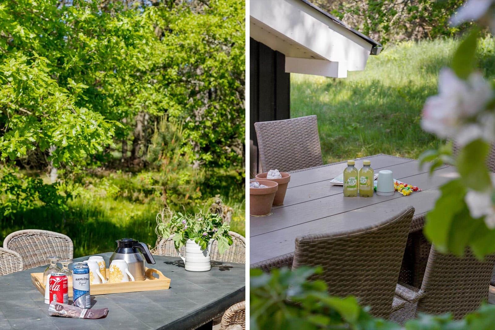 Terrasse mit Tisch, Stühlen und Getränken im Grünen