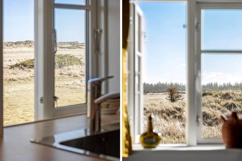 Küche mit Blick auf Dünen und Fenster mit Blick auf Feld und Wald.