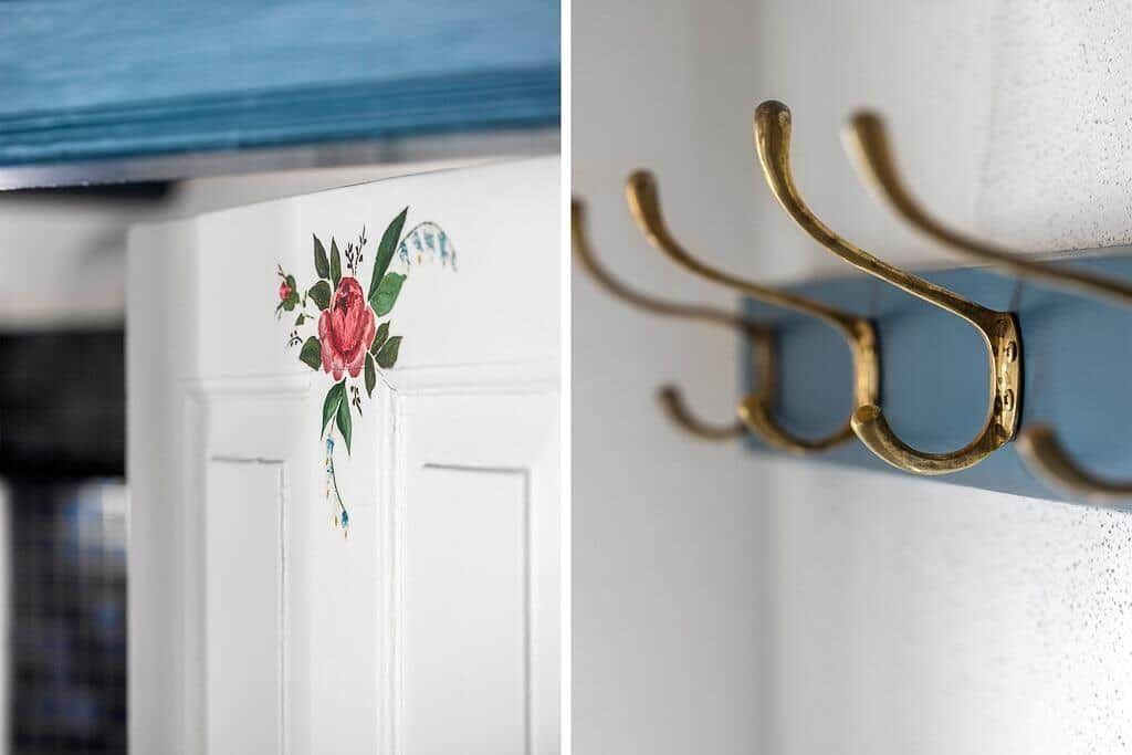 Weiße Tür mit floraler Aufkleberdekoration und goldene Haken an blauem Brett.