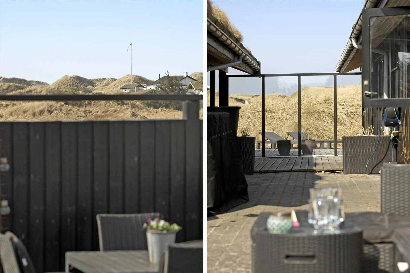 Terrasse mit Sitzgelegenheiten und Blick auf Dünen
