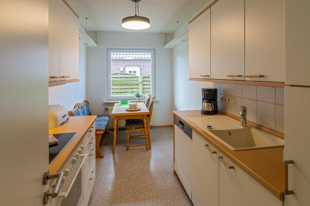 Küche mit Esstisch, Fenster und Waschbecken