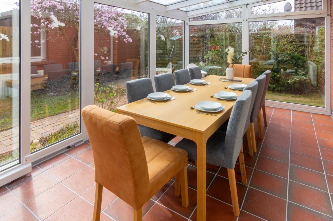 Esszimmer mit Tisch, Stühlen und Blick auf den Garten