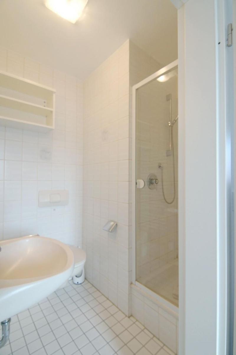 Badezimmer mit Dusche, Waschbecken und Toilette