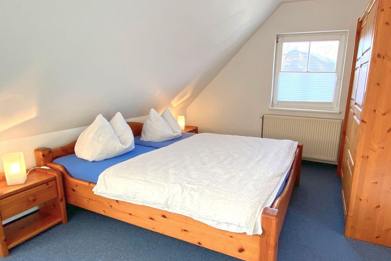 Doppelbett und Kleiderschrank im Schlafbereich