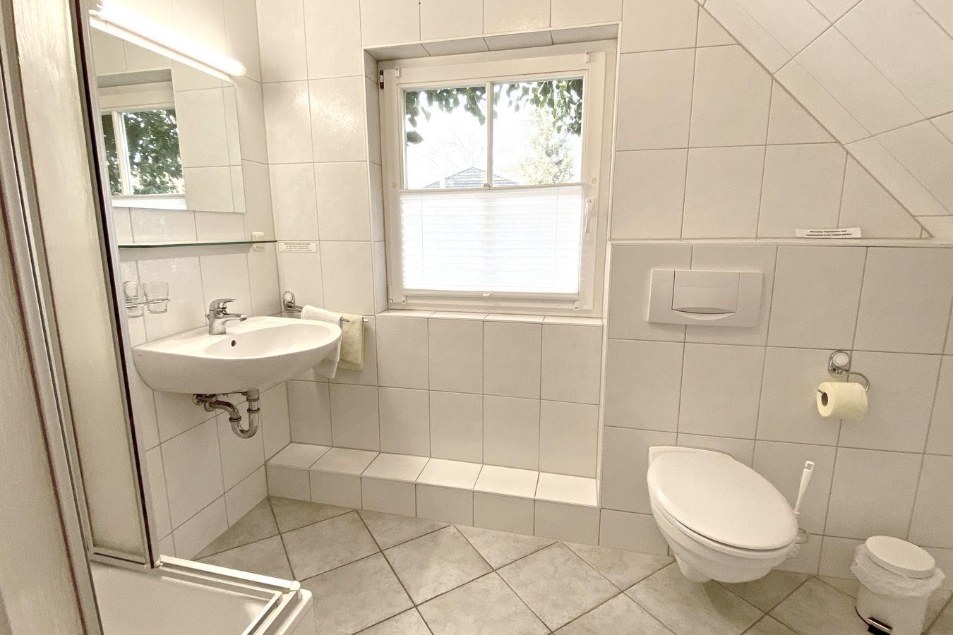 Bad mit Dusche und WC