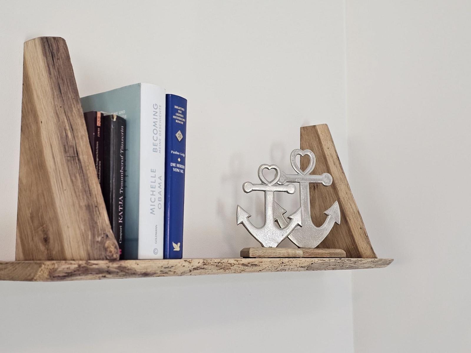 Holzregal mit Büchern und Anker-Dekoration