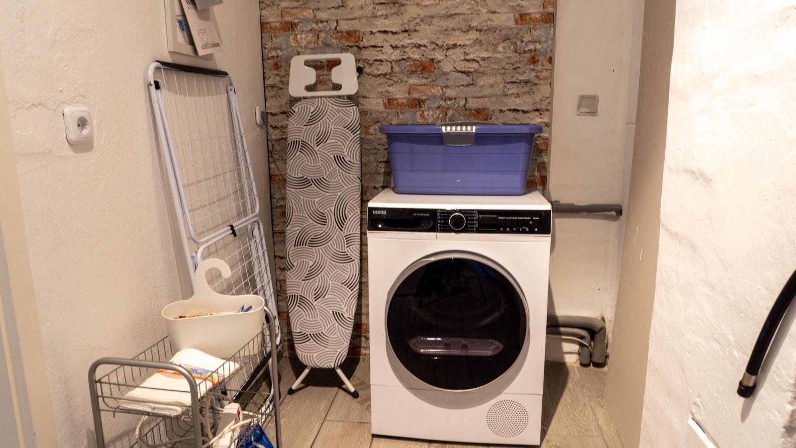Wäschespüler mit Trockner, Heizung und Wäscheständer im Raum
