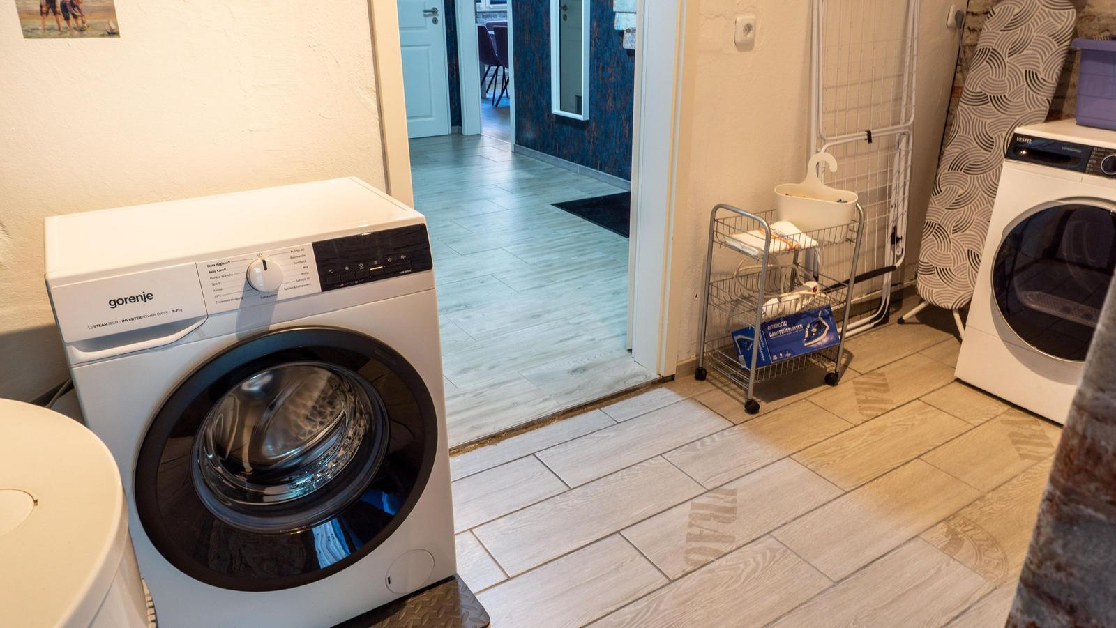 Waschmaschine und Trockner im Haus