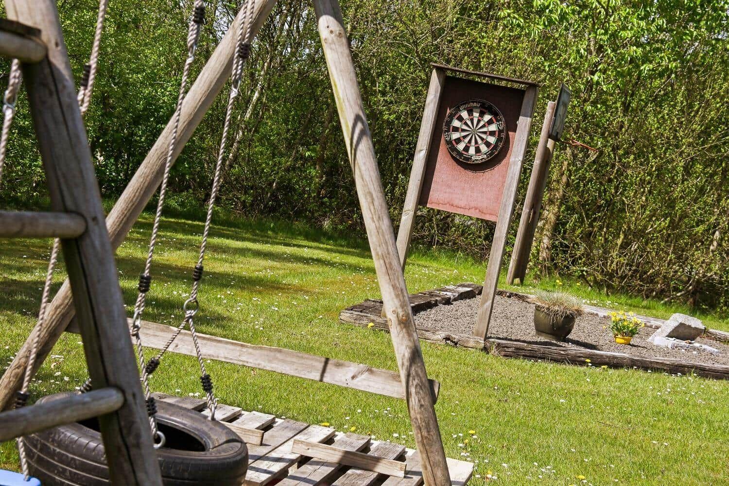 Hinterhof mit Dartscheibe und Schaukel aus Reifen