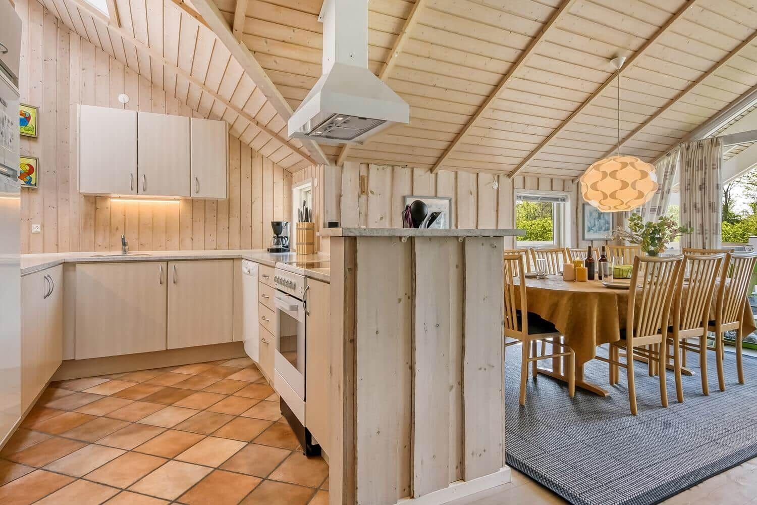 Küche mit Essbereich, Holzwand und Holzdecke