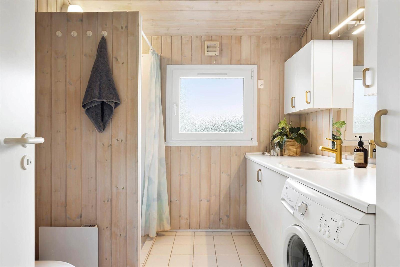Bad mit Dusche, Waschmaschine und Fenster